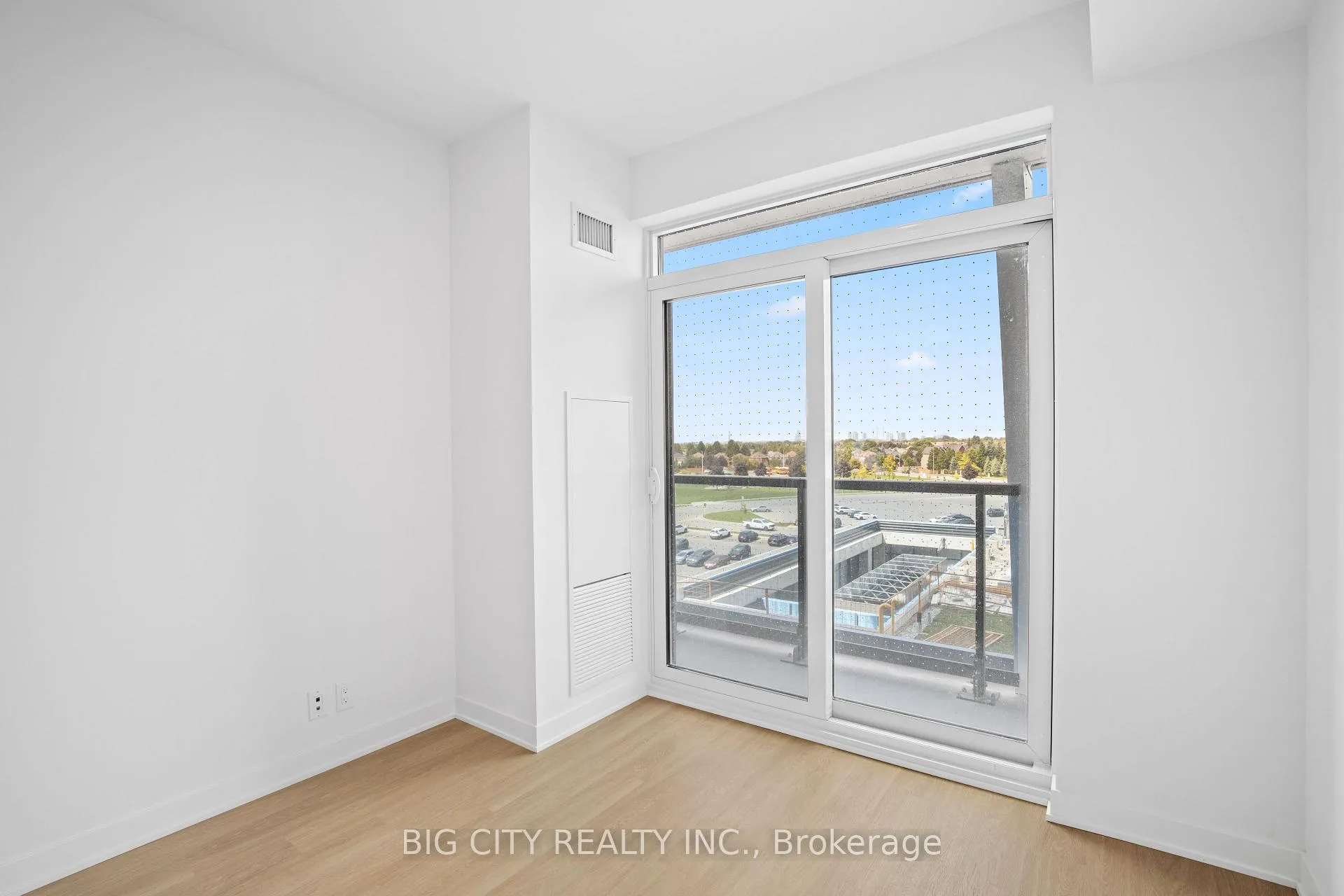 Photo 13 of Unit 317A, 30 Upper Mall Way, Vaughan, Brownridge — HOMEH