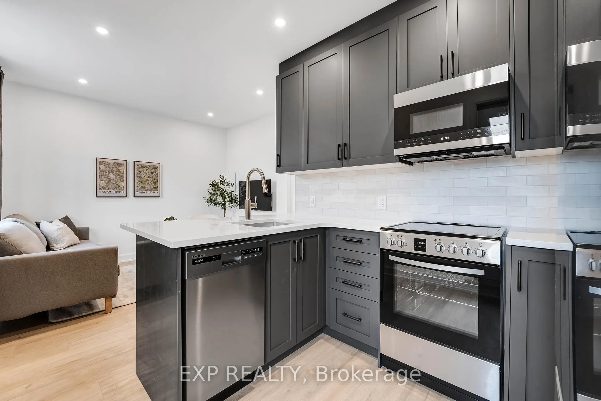 Front of Unit 101, 887 Somerset Street W