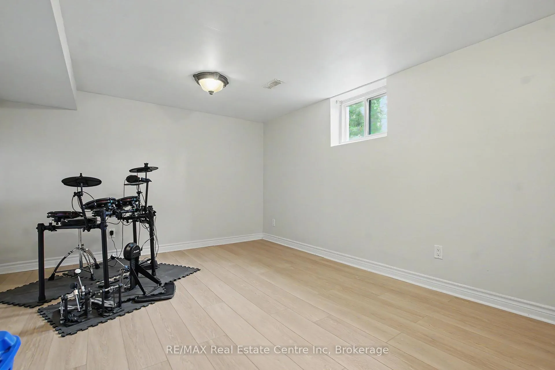 Photo 21 of 5 Eric Court, Guelph, Grange Road — HOMEH