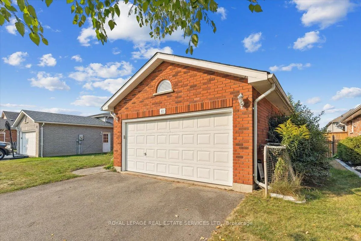 Photo 2 of 82 Whitlaw Way, Brant, Paris — HOMEH