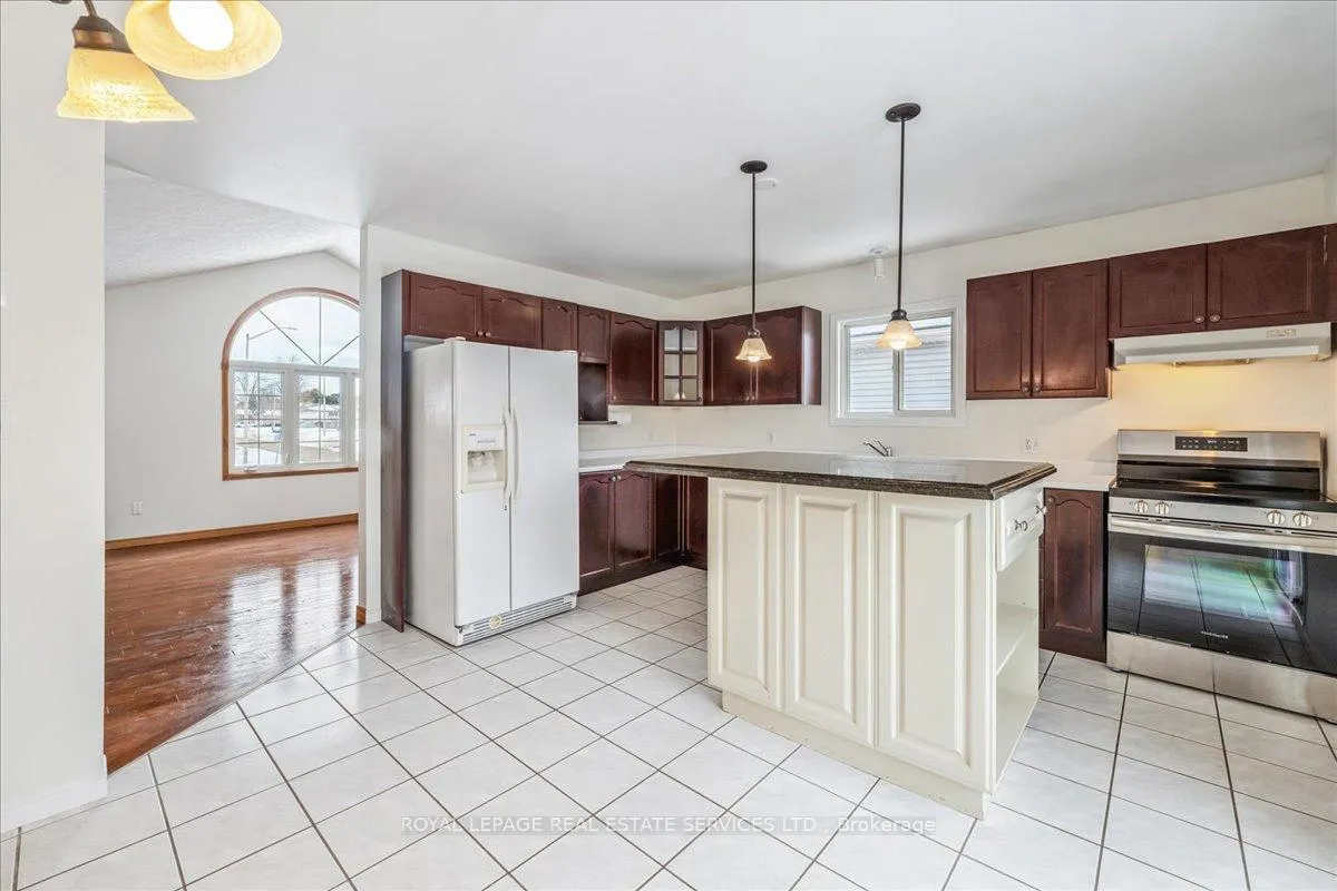 Photo 10 of 82 Whitlaw Way, Brant, Paris — HOMEH