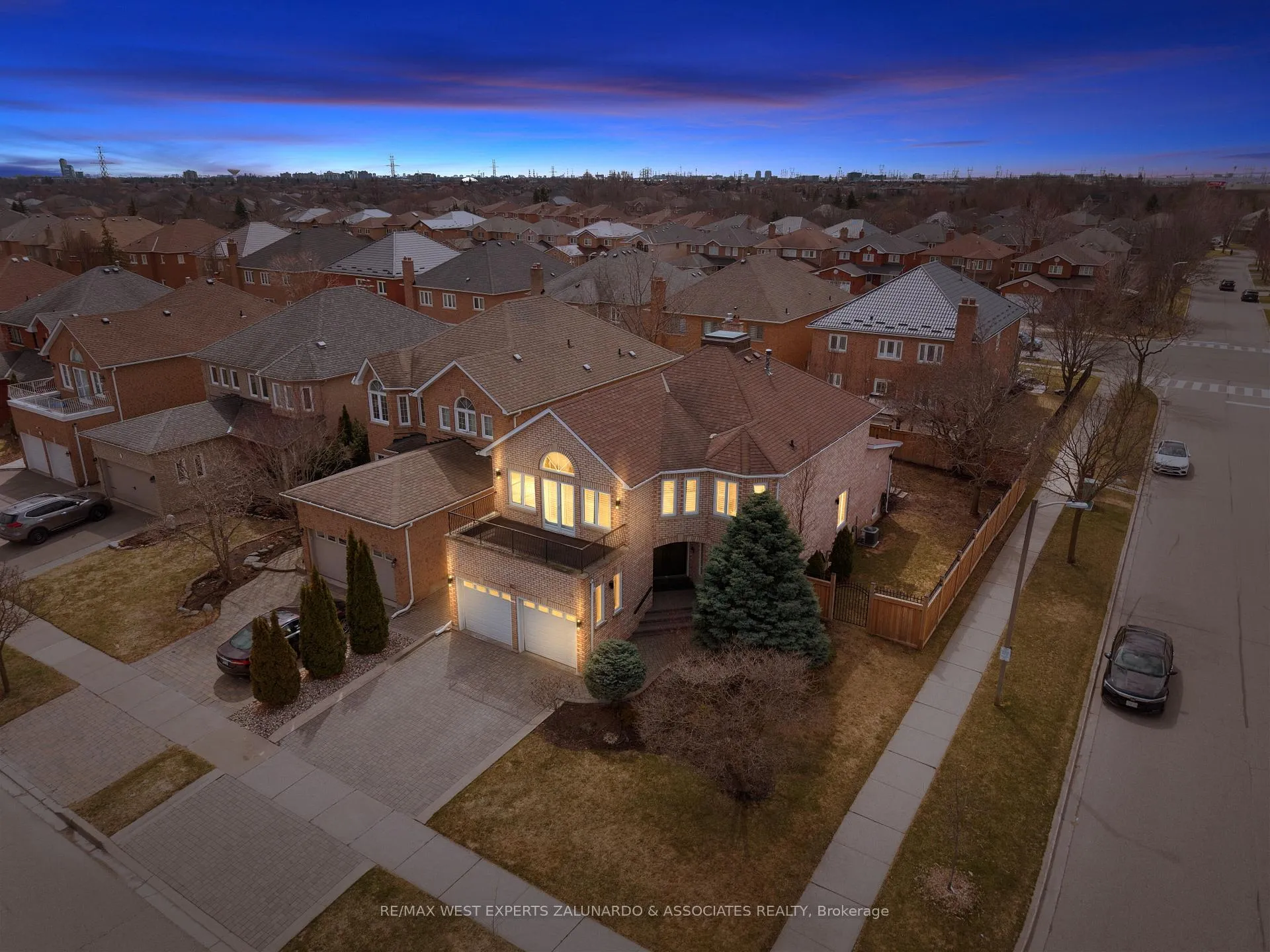 Photo 3 of 1 Lanterna Crescent, Vaughan, Elder Mills — HOMEH
