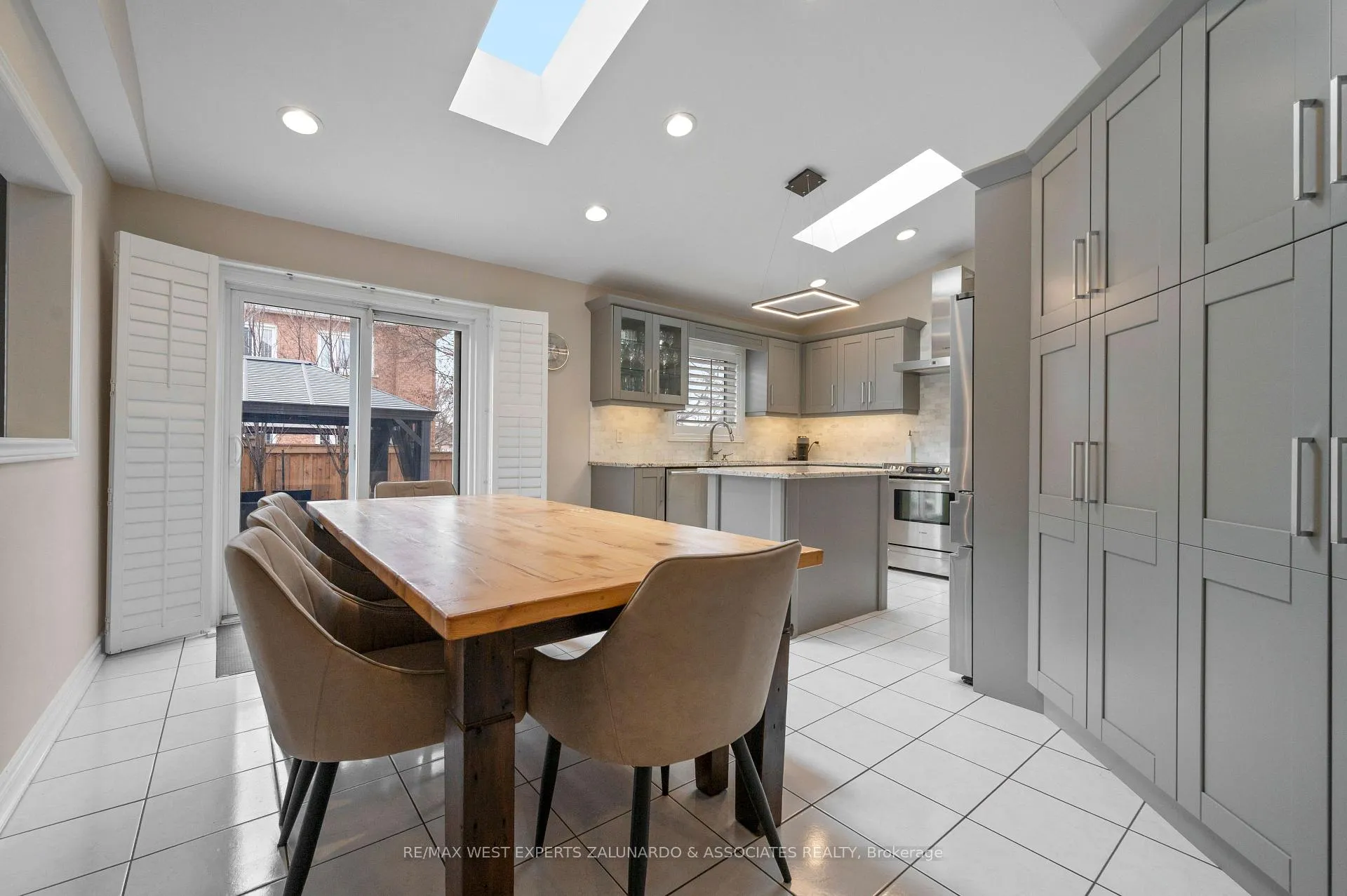 Photo 7 of 1 Lanterna Crescent, Vaughan, Elder Mills — HOMEH