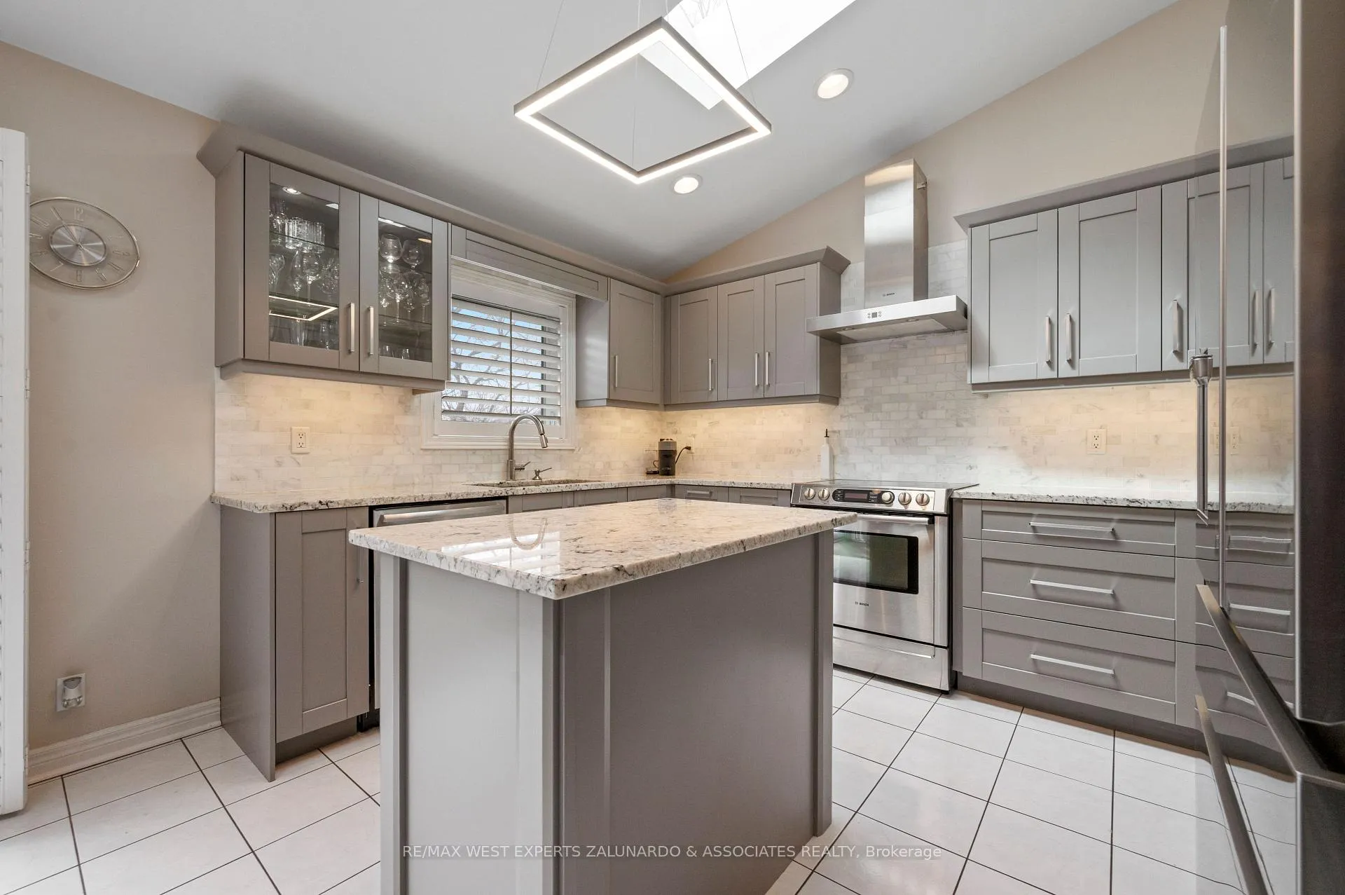 Photo 8 of 1 Lanterna Crescent, Vaughan, Elder Mills — HOMEH