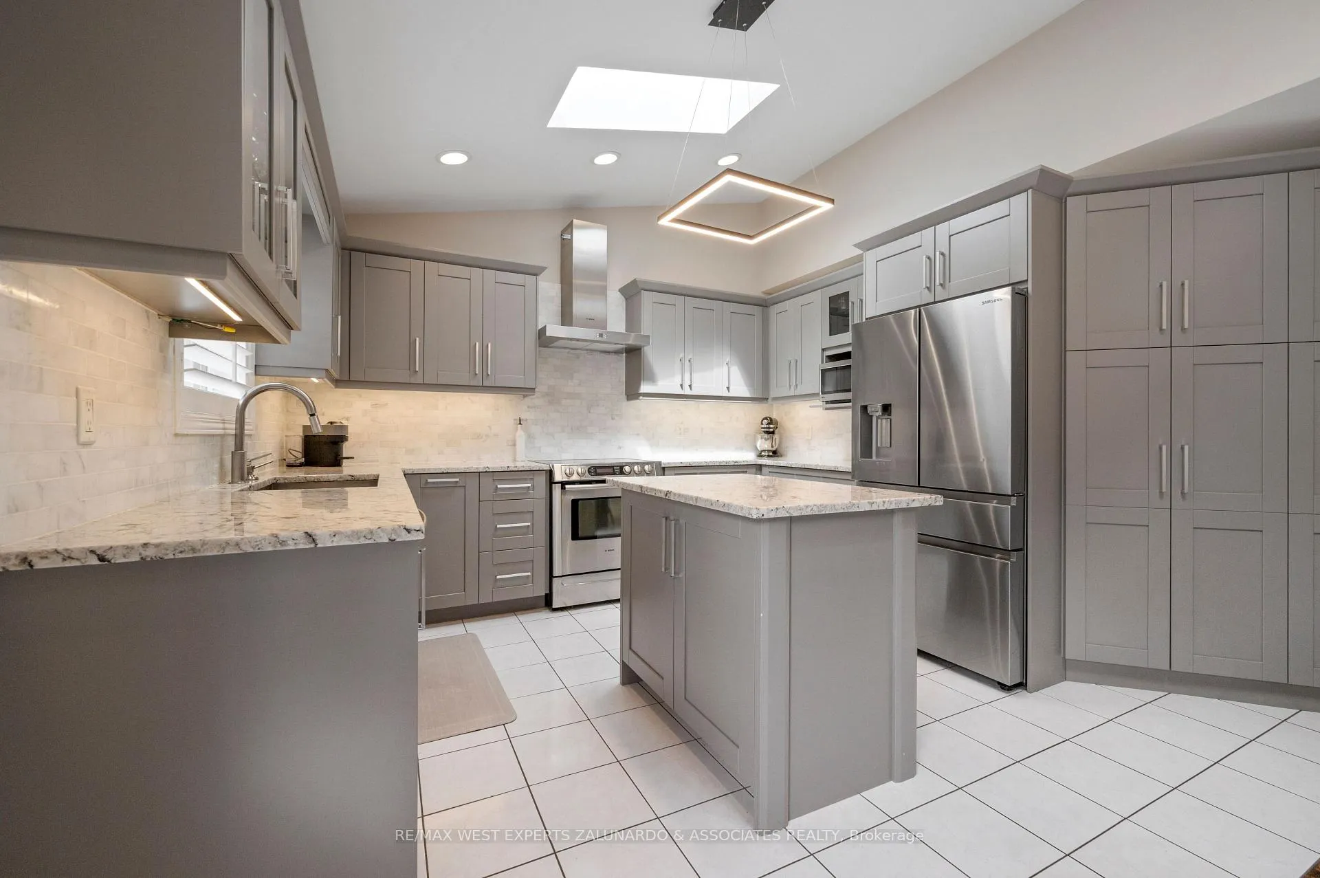 Photo 9 of 1 Lanterna Crescent, Vaughan, Elder Mills — HOMEH