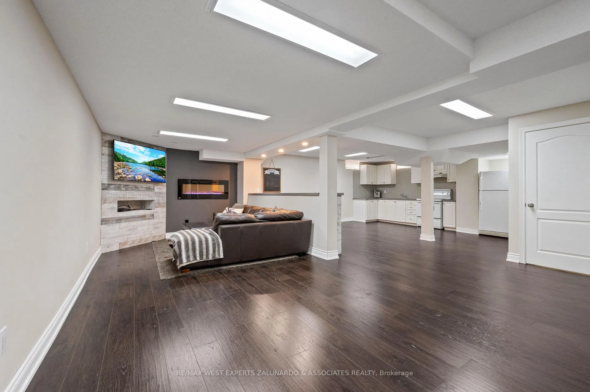 Photo 37 of 1 Lanterna Crescent, Vaughan, Elder Mills — HOMEH