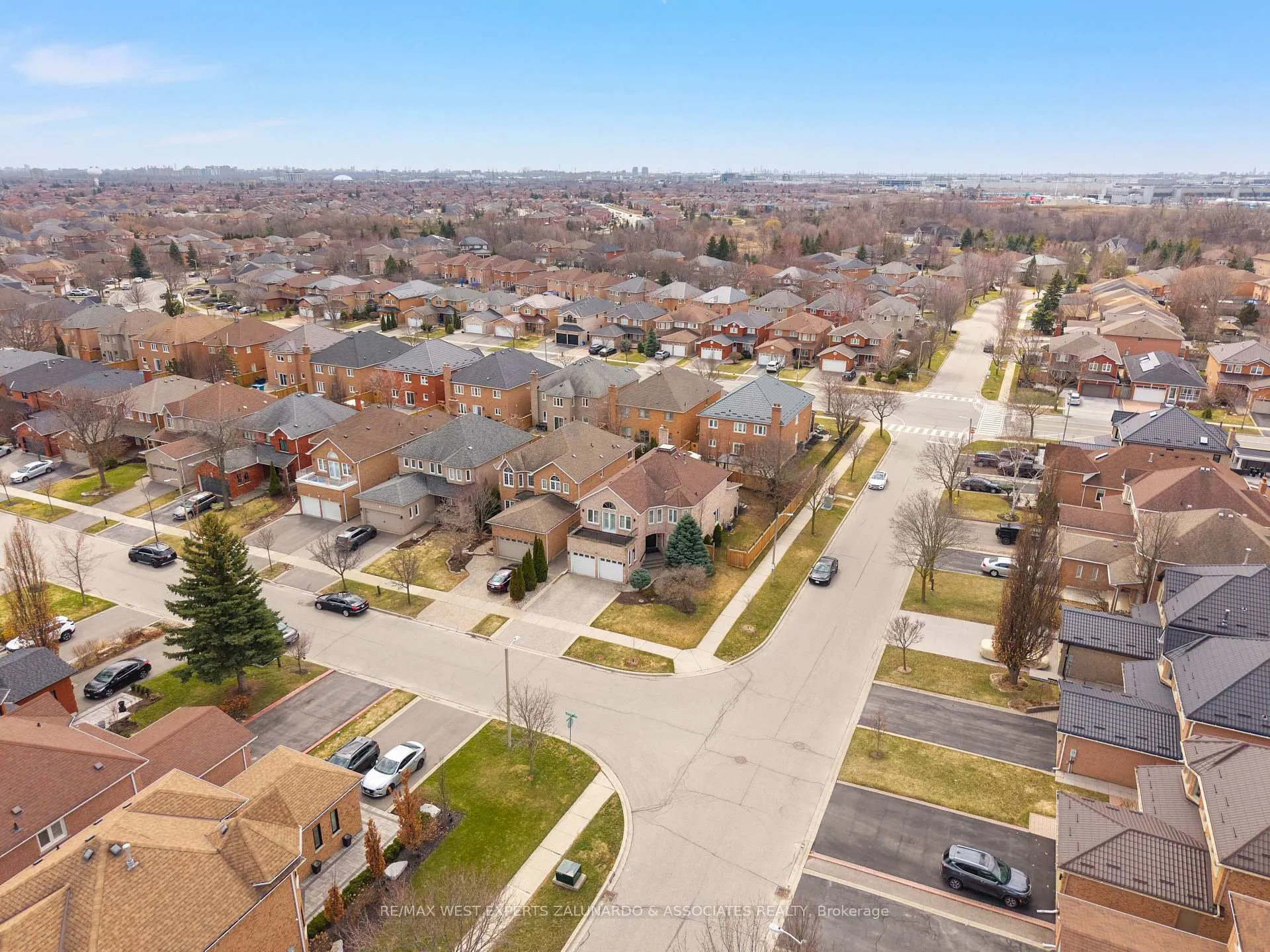 Photo 47 of 1 Lanterna Crescent, Vaughan, Elder Mills — HOMEH