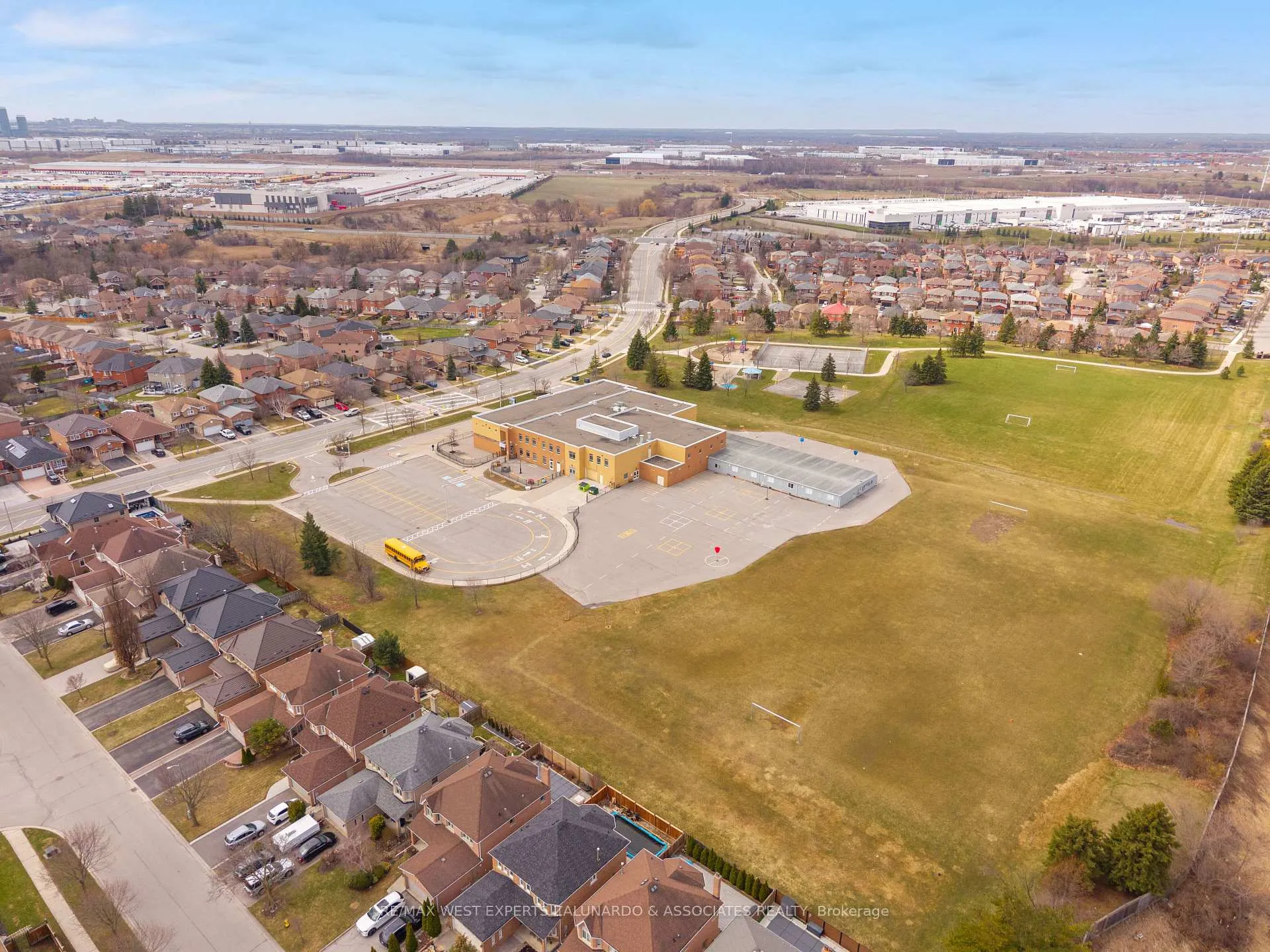 Photo 49 of 1 Lanterna Crescent, Vaughan, Elder Mills — HOMEH