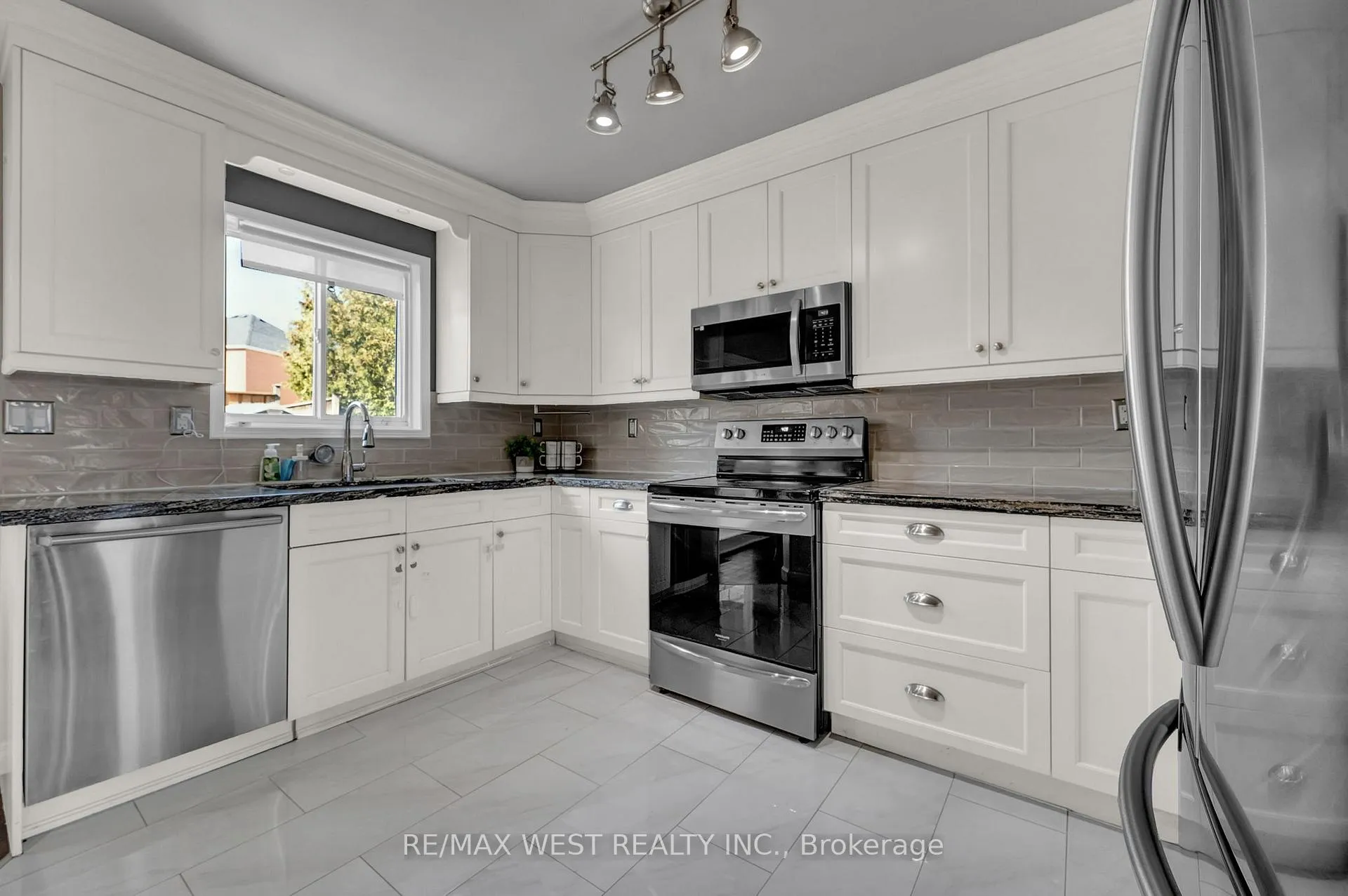 Photo 14 of 1136 Middlebury Avenue, Oshawa, Taunton — HOMEH