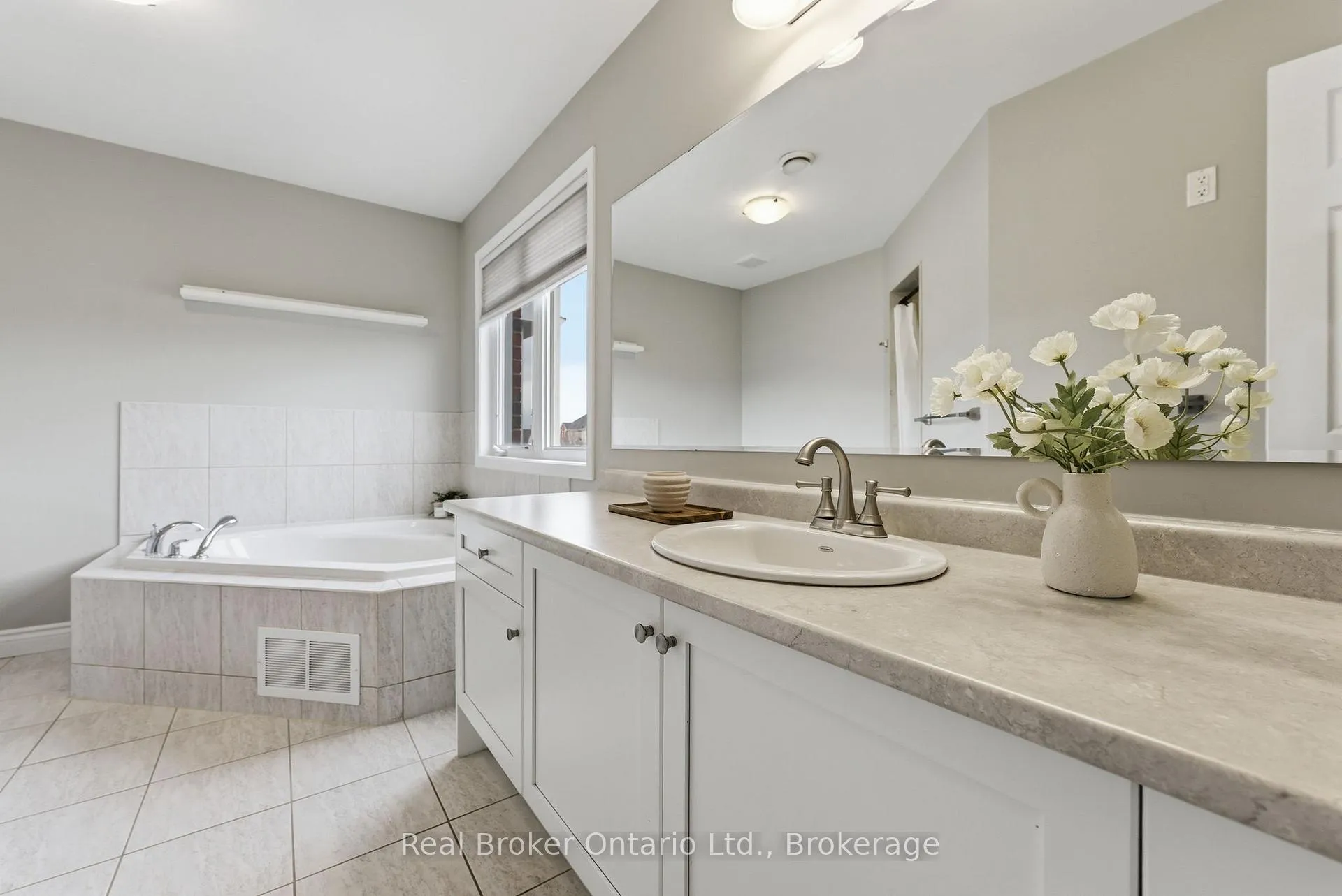 Photo 26 of 910 Vickerman Way, Milton, Coates — HOMEH