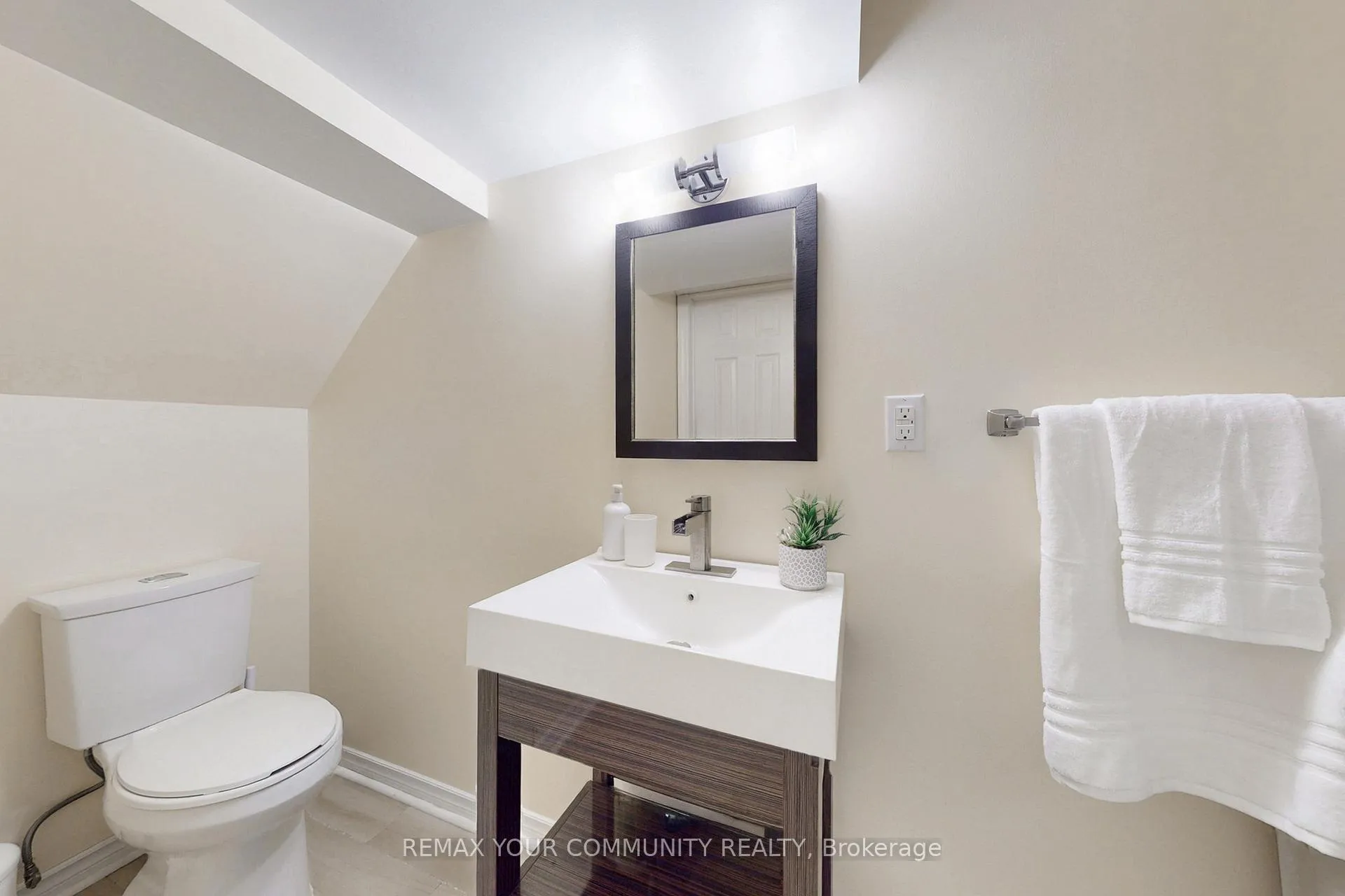 Photo 32 of 139 Ascalon Drive, Vaughan, Patterson — HOMEH