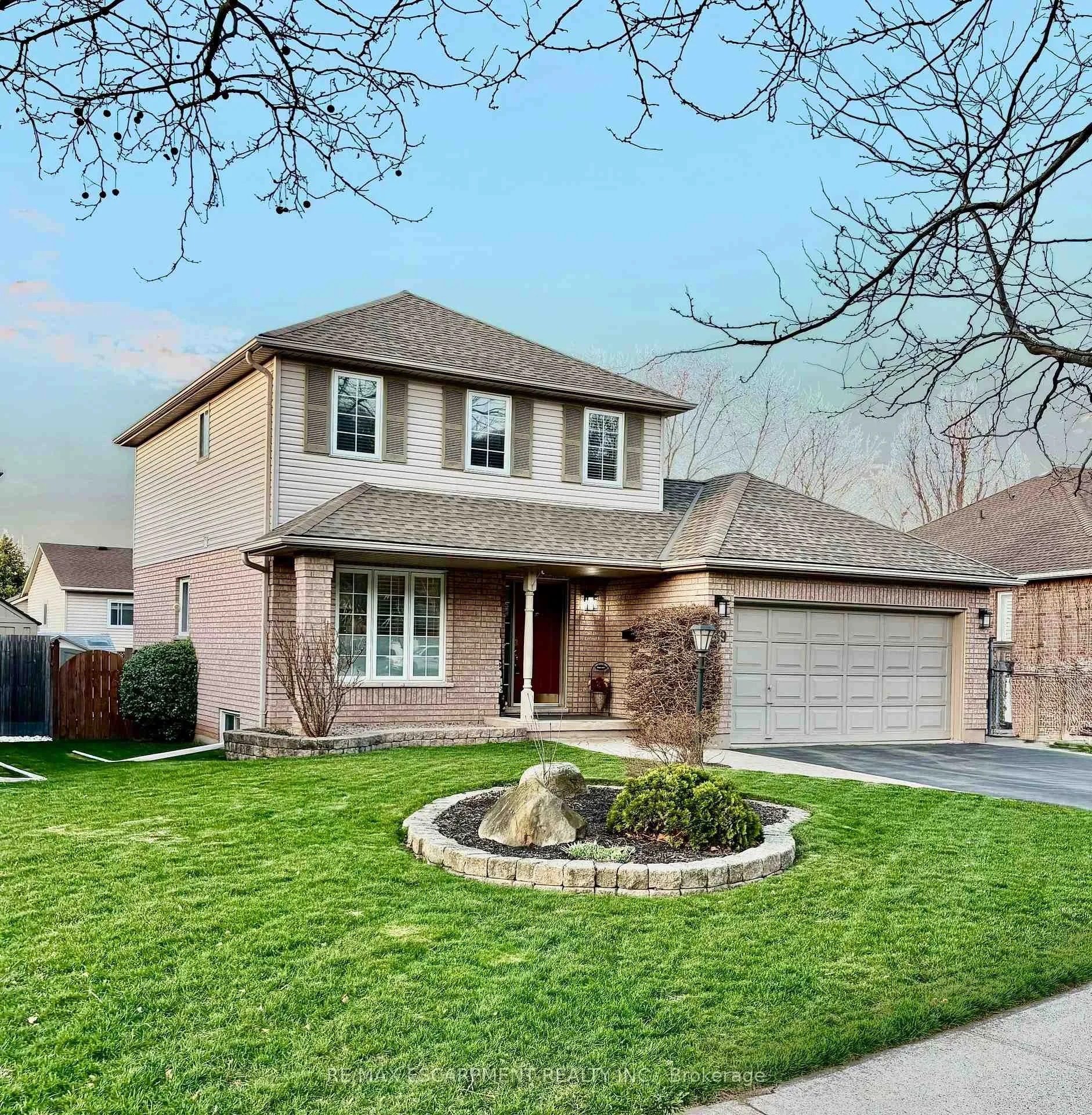 Photo 2 of 39 Colonial Crescent, Grimsby, Grimsby East — HOMEH