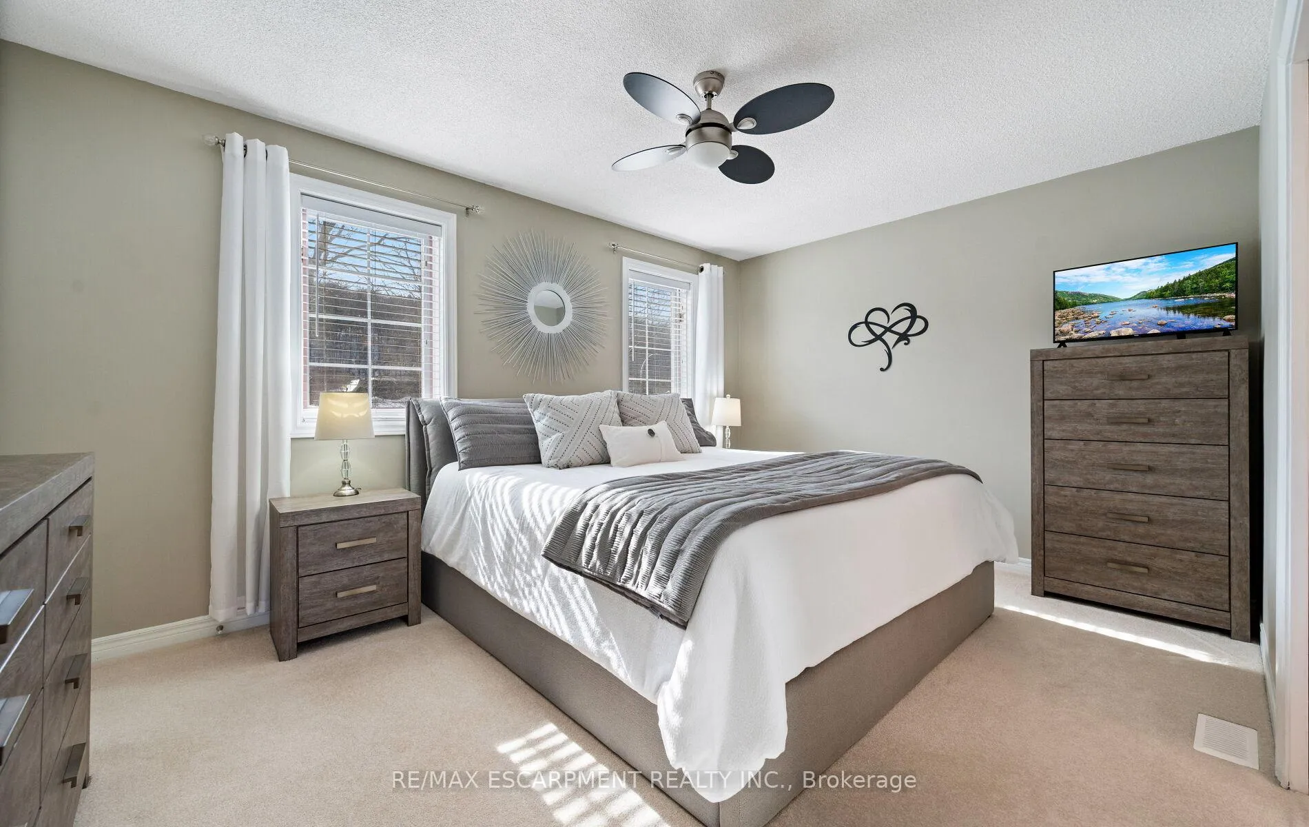 Photo 13 of 39 Colonial Crescent, Grimsby, Grimsby East — HOMEH