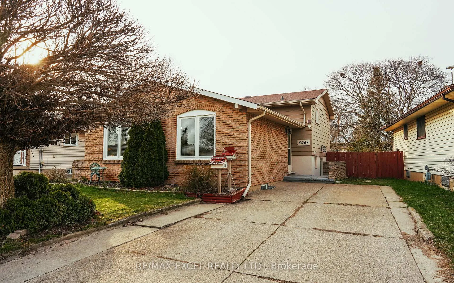 Photo 2 of 8061 Paddock Trail Drive, Niagara Falls, Ascot — HOMEH