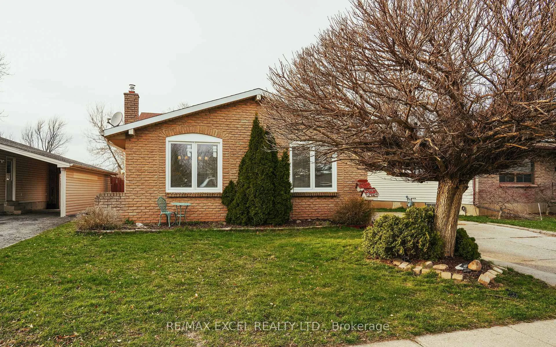 Photo 3 of 8061 Paddock Trail Drive, Niagara Falls, Ascot — HOMEH