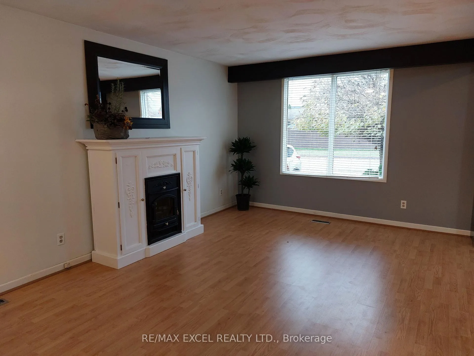 Photo 5 of 8061 Paddock Trail Drive, Niagara Falls, Ascot — HOMEH