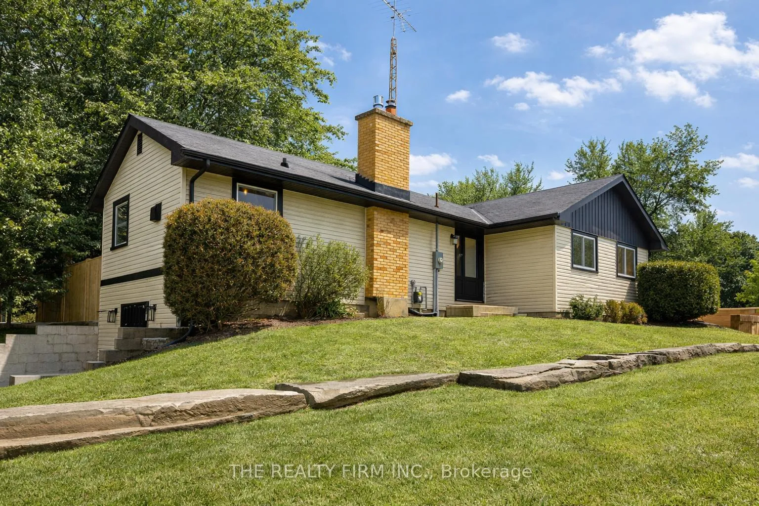 Photo 2 of 179 Valleyview Drive, Middlesex Centre, Komoka — HOMEH