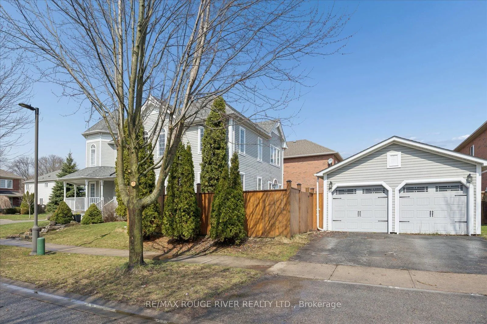 Photo 2 of 9 Elder Crescent, Whitby, Brooklin — HOMEH