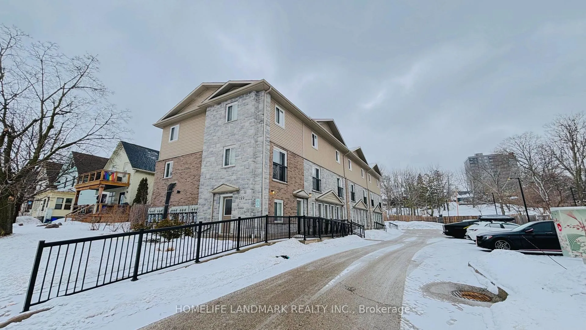Front of Unit 6, 122 Courtland Avenue E