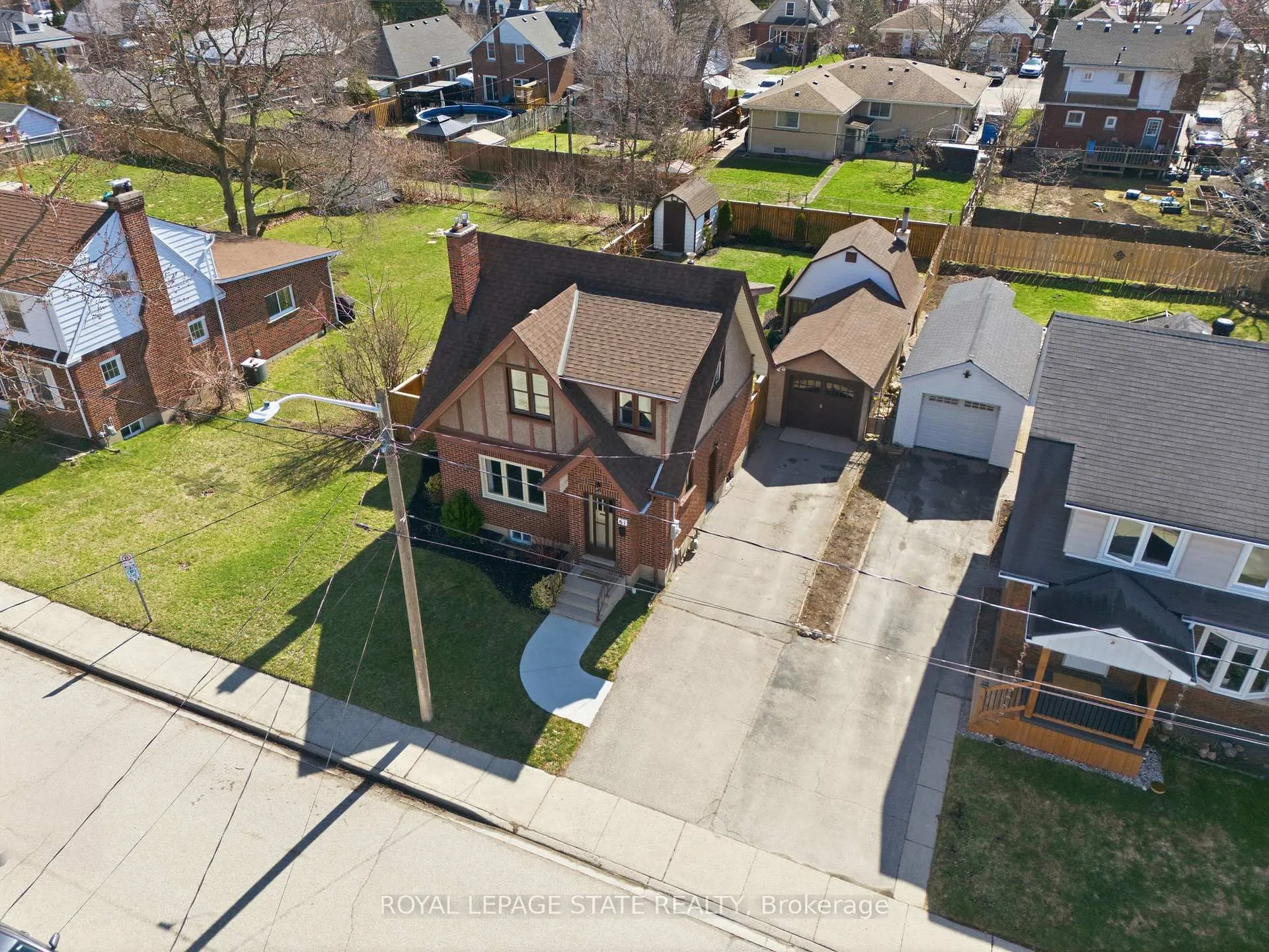 Photo 4 of 61 Abigail Avenue, Brantford — HOMEH