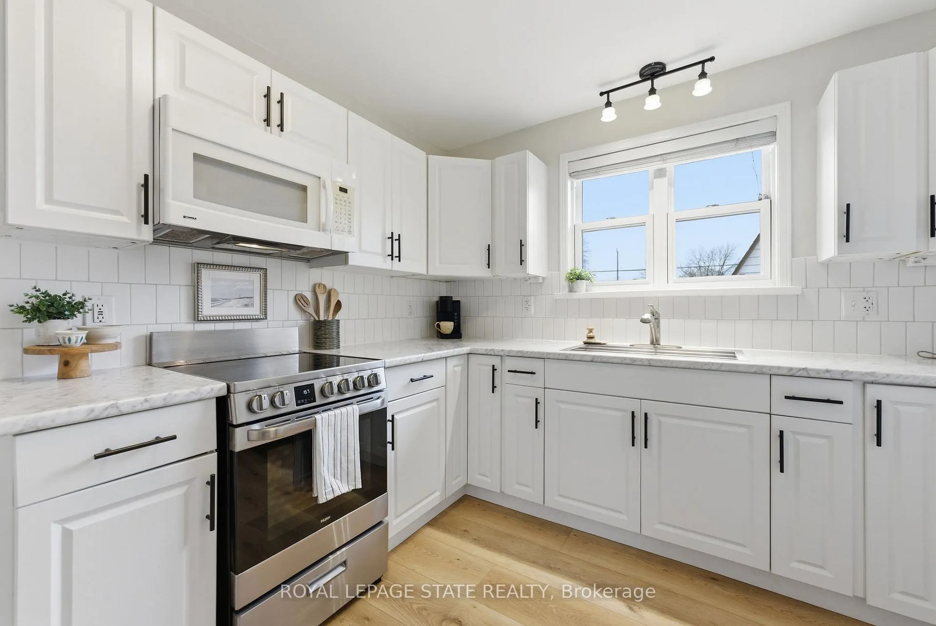 Photo 17 of 61 Abigail Avenue, Brantford — HOMEH