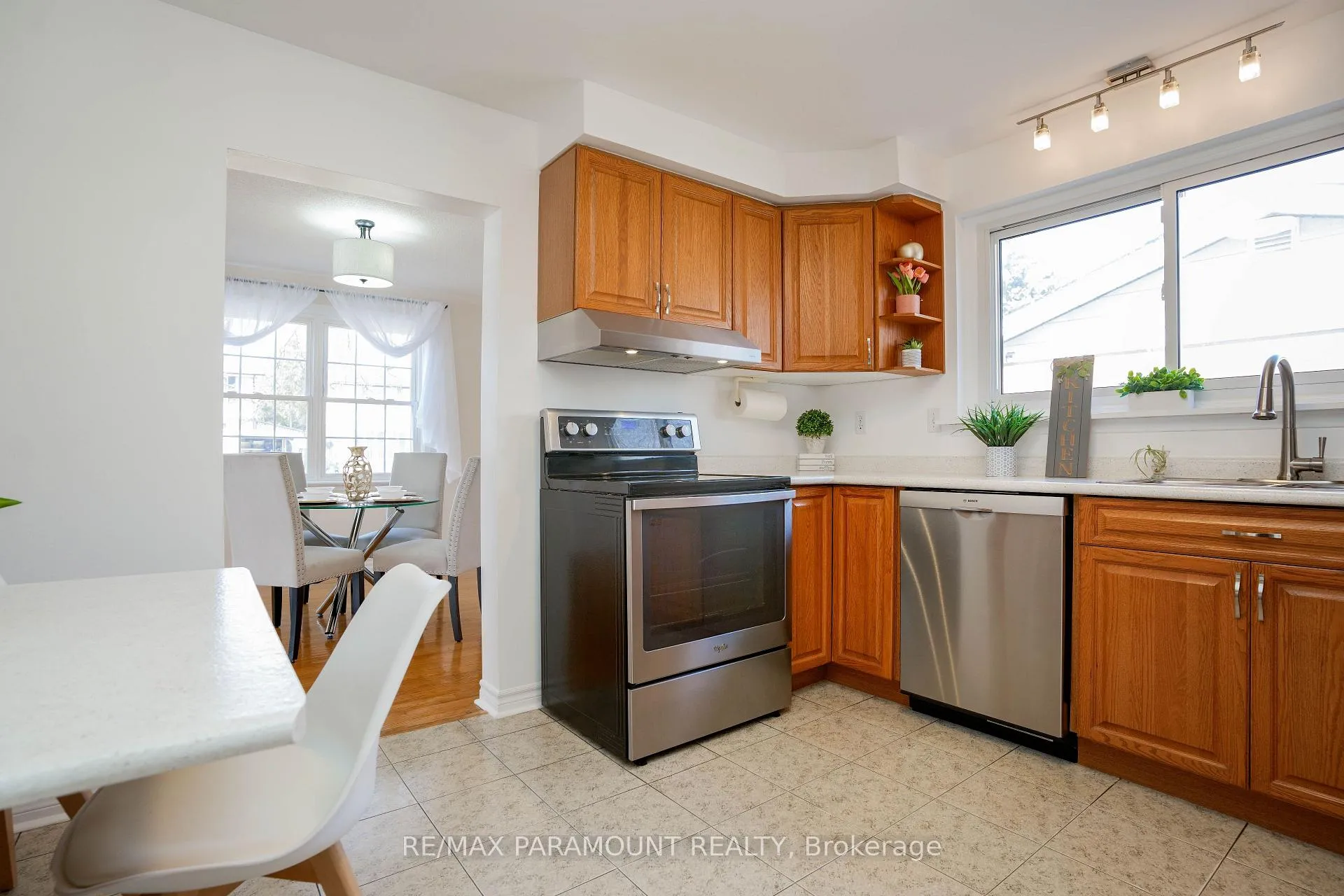 Photo 10 of 67 Braemar Drive, Brampton, Avondale — HOMEH