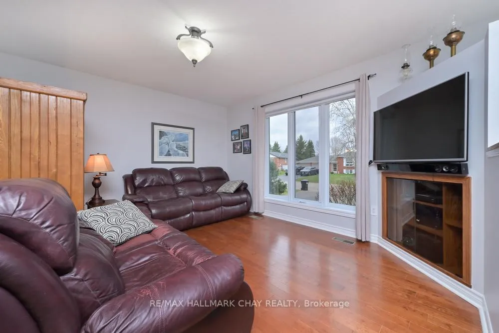 Photo 12 of 36 Moore Avenue, Adjala-Tosorontio, Everett — HOMEH