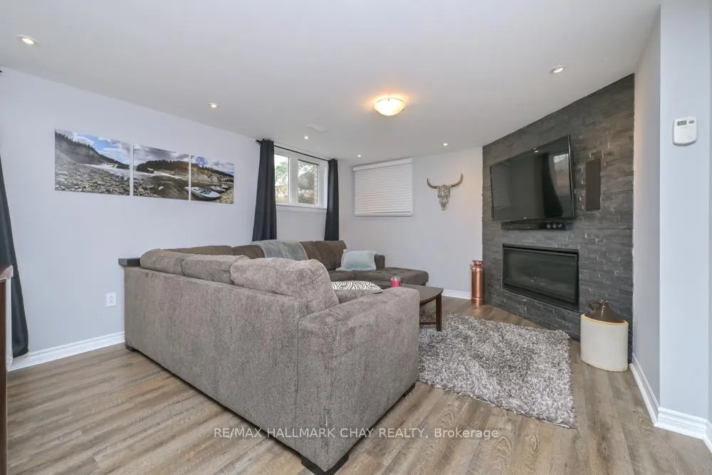 Photo 21 of 36 Moore Avenue, Adjala-Tosorontio, Everett — HOMEH