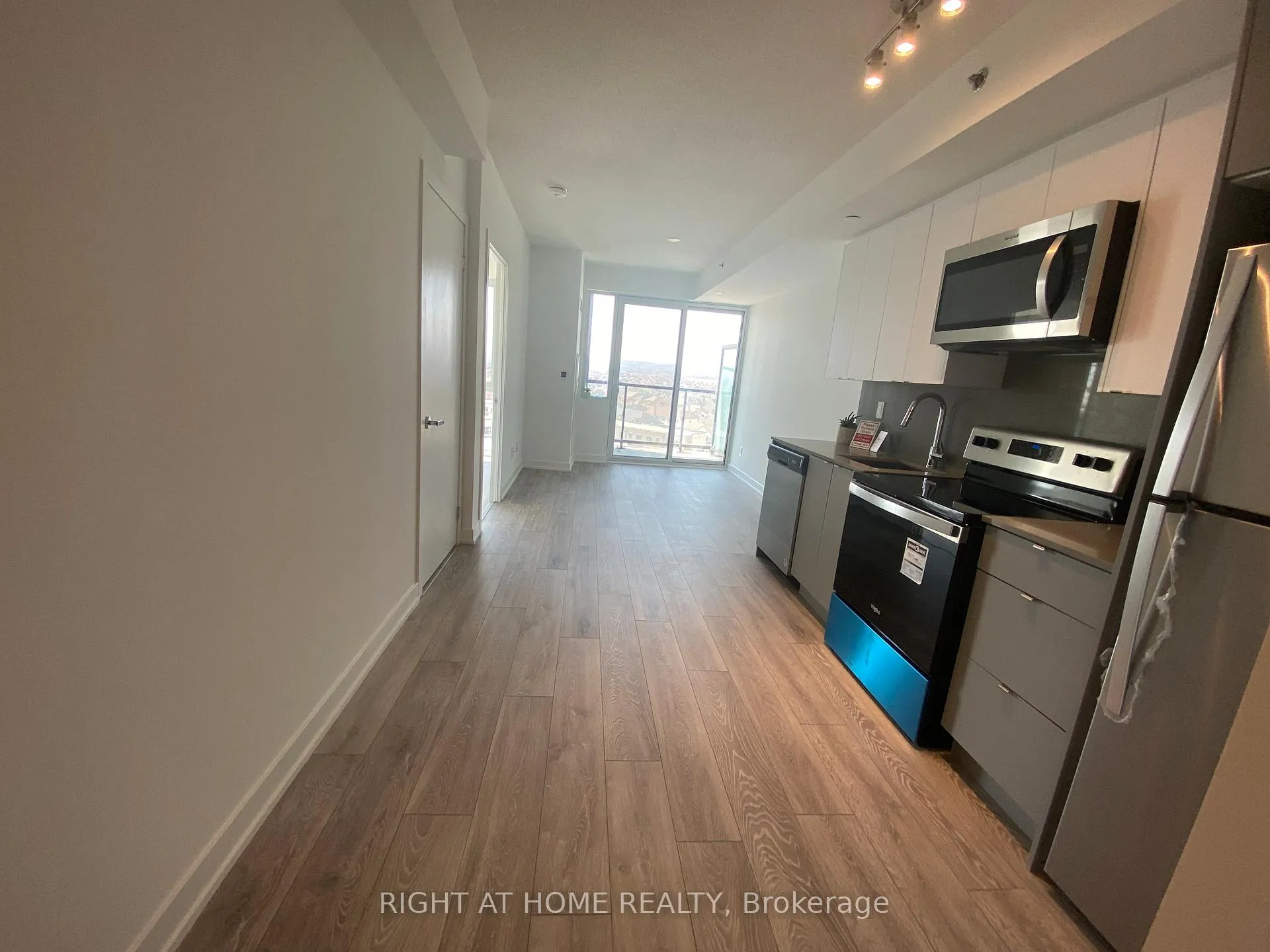 Photo 10 of Unit B815, 3200 Dakota Common, Burlington, Alton — HOMEH