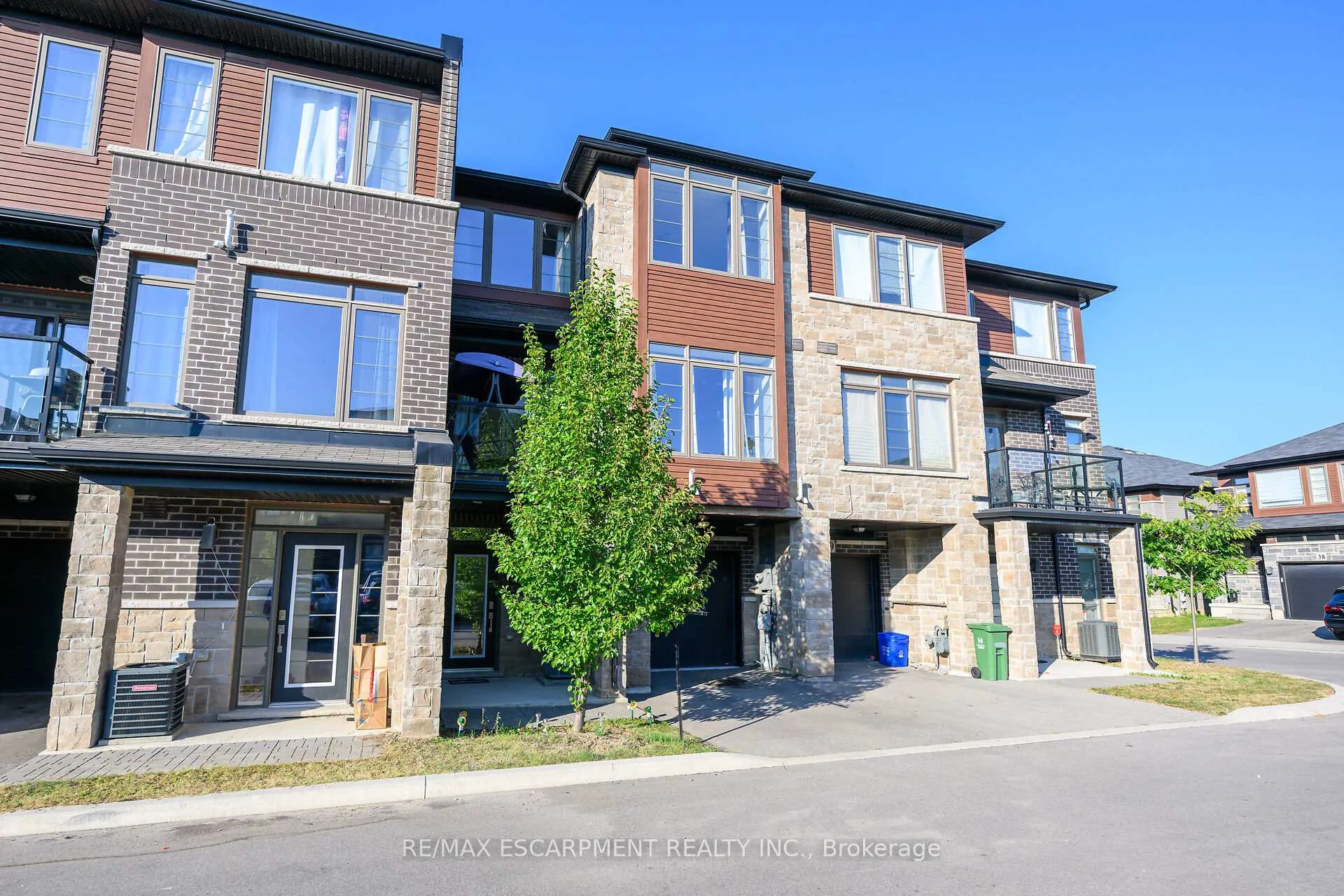 Photo 3 of Unit 70, 30 Time Square Boulevard, Hamilton, Rural Stoney Creek — HOMEH