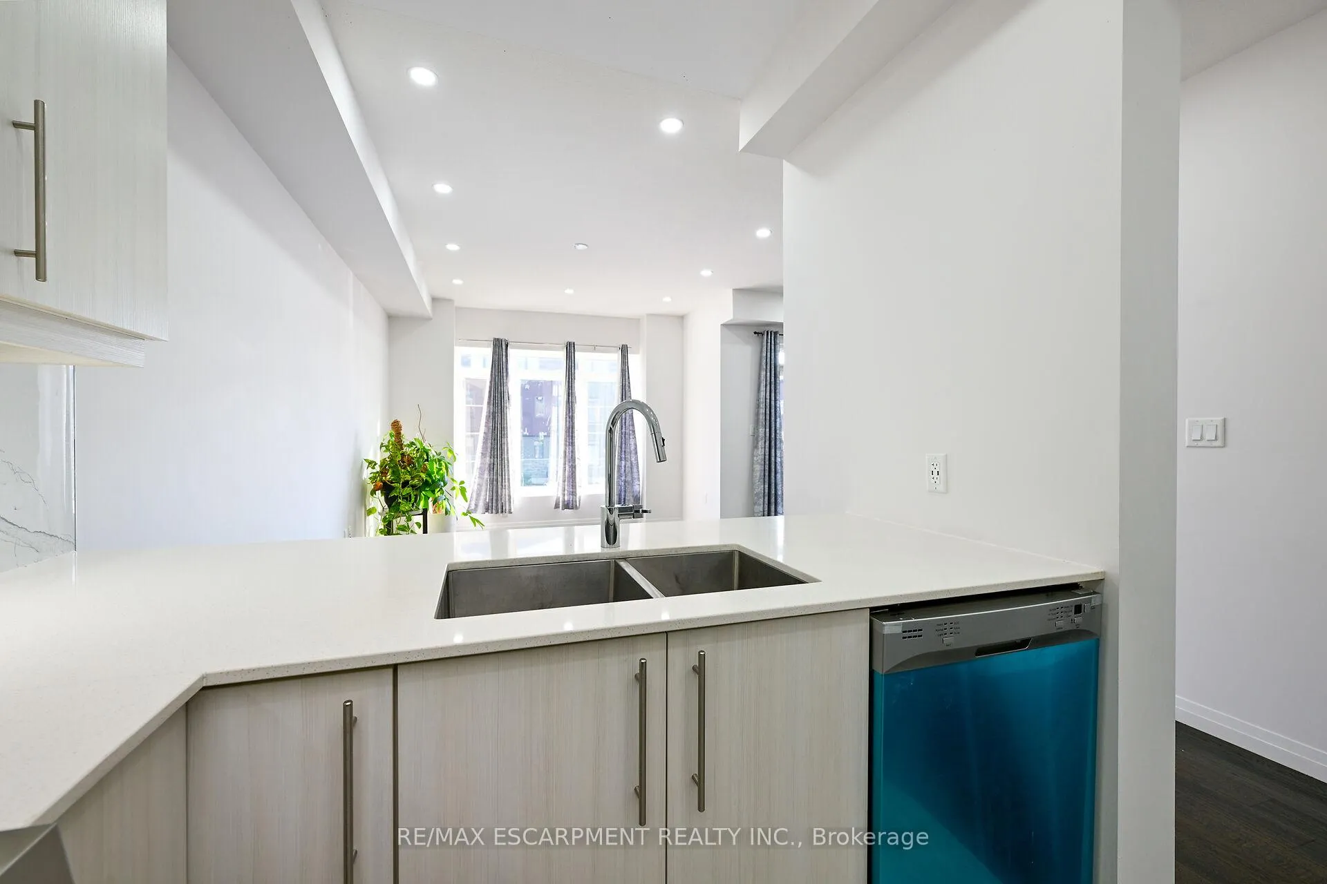 Photo 4 of Unit 70, 30 Time Square Boulevard, Hamilton, Rural Stoney Creek — HOMEH
