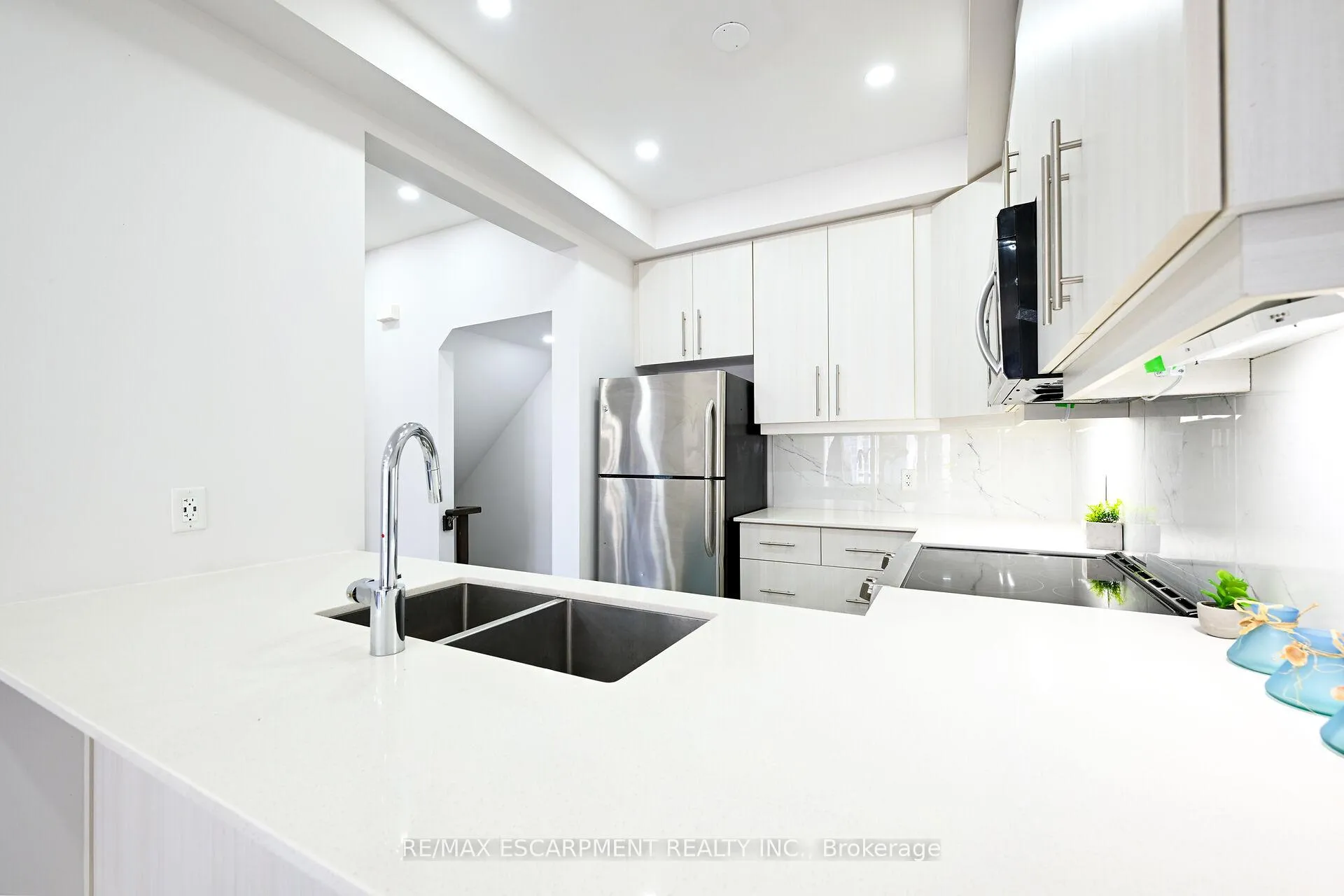 Photo 6 of Unit 70, 30 Time Square Boulevard, Hamilton, Rural Stoney Creek — HOMEH