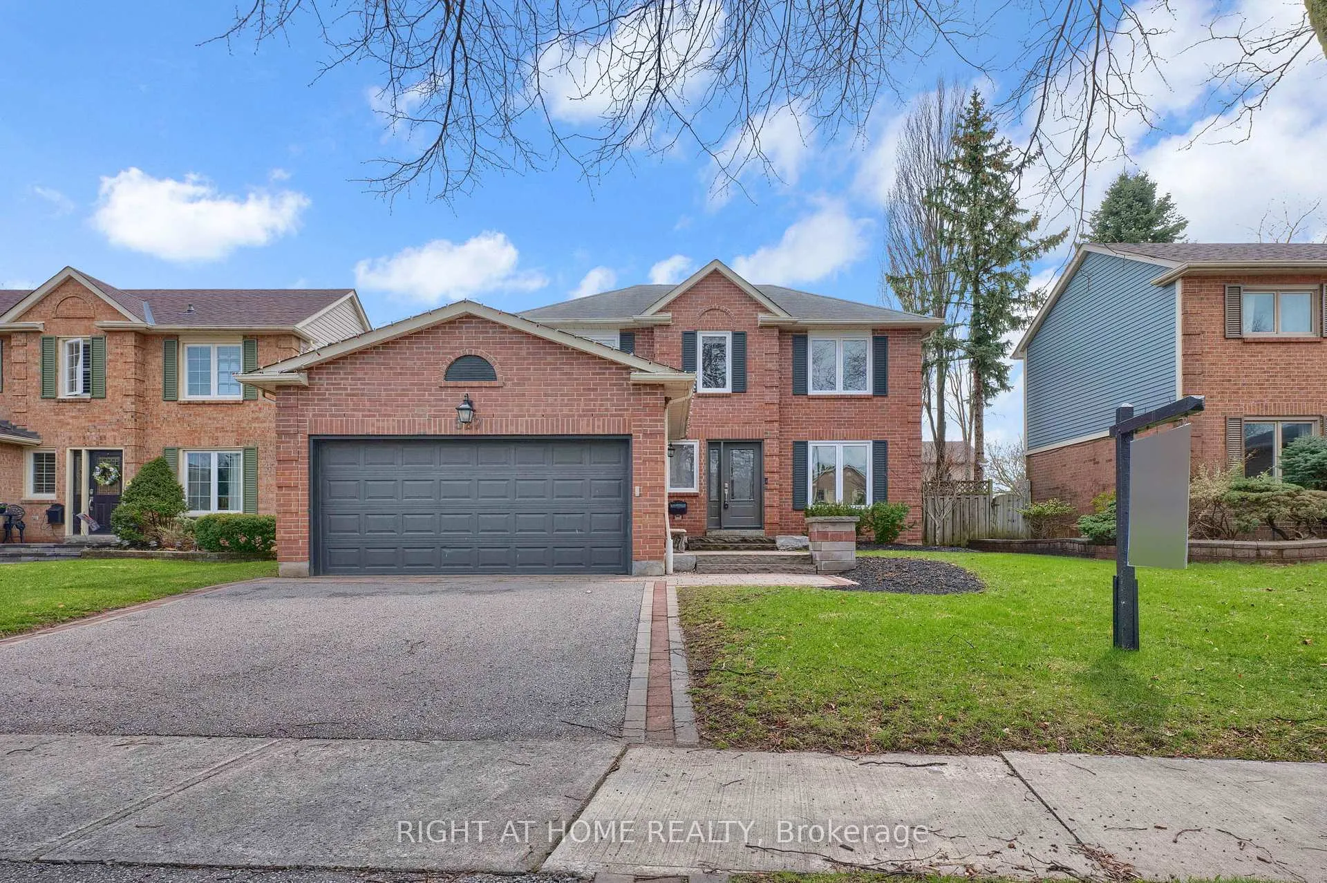 Photo 2 of 527 Beech Street E, Whitby, Pringle Creek — HOMEH