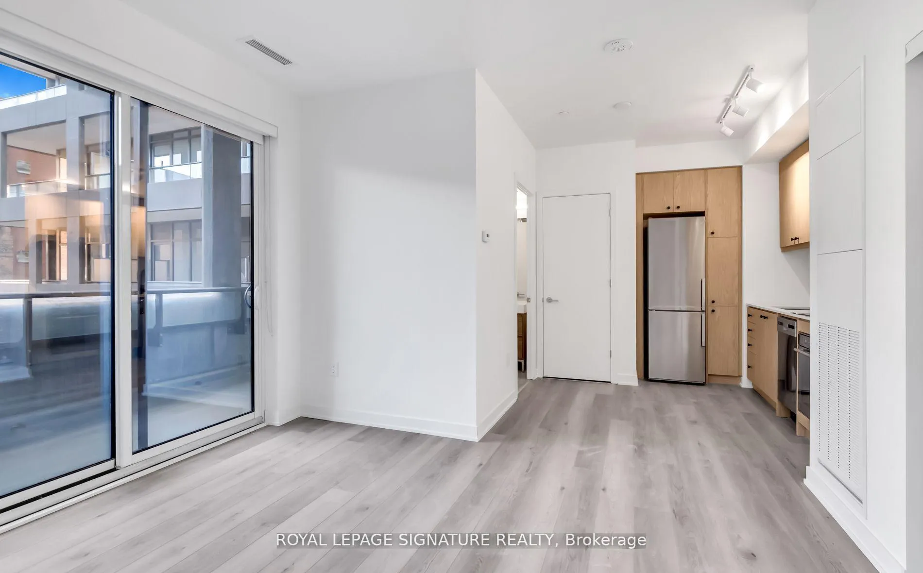 Photo 5 of Unit 403, 9 Tecumseth Street, Toronto, Niagara — HOMEH