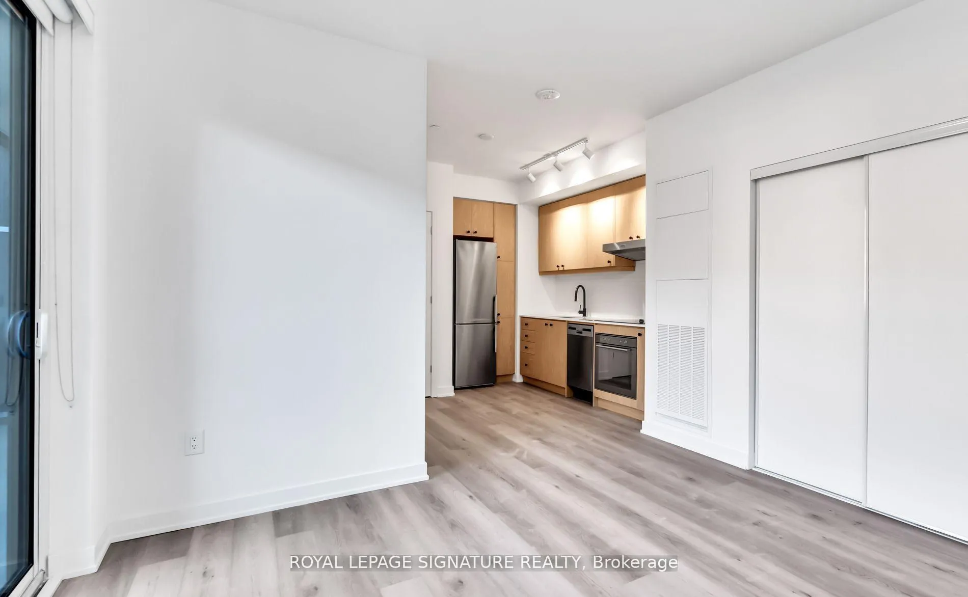 Photo 6 of Unit 403, 9 Tecumseth Street, Toronto, Niagara — HOMEH