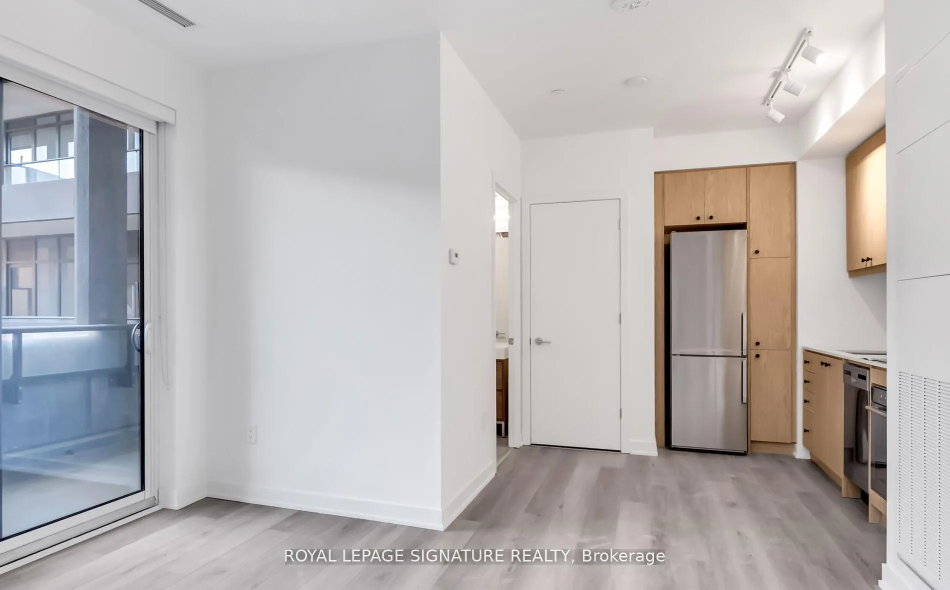Photo 7 of Unit 403, 9 Tecumseth Street, Toronto, Niagara — HOMEH
