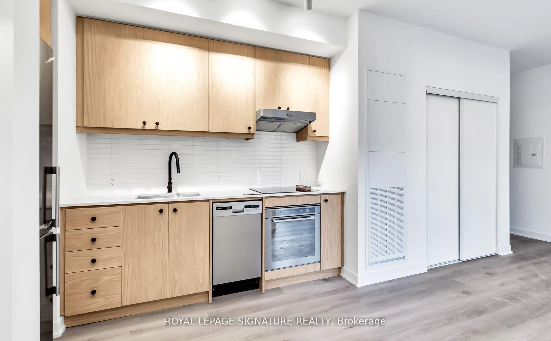 Photo 8 of Unit 403, 9 Tecumseth Street, Toronto, Niagara — HOMEH