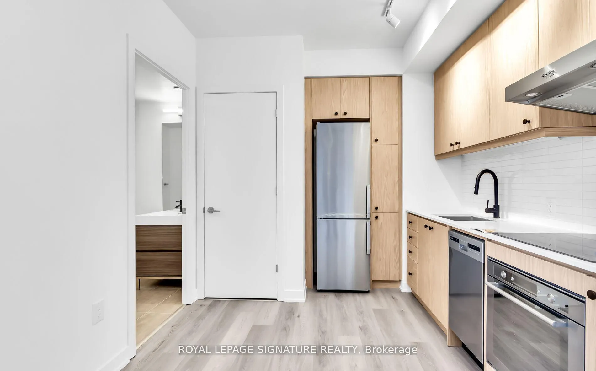 Photo 10 of Unit 403, 9 Tecumseth Street, Toronto, Niagara — HOMEH