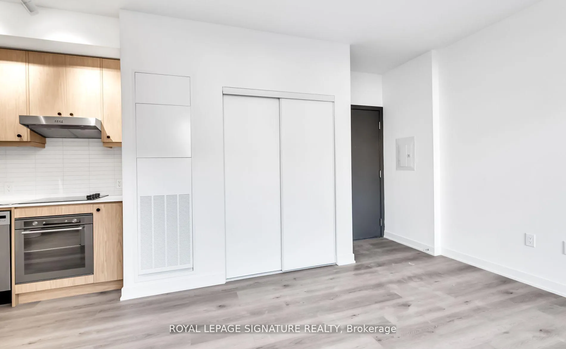 Photo 12 of Unit 403, 9 Tecumseth Street, Toronto, Niagara — HOMEH