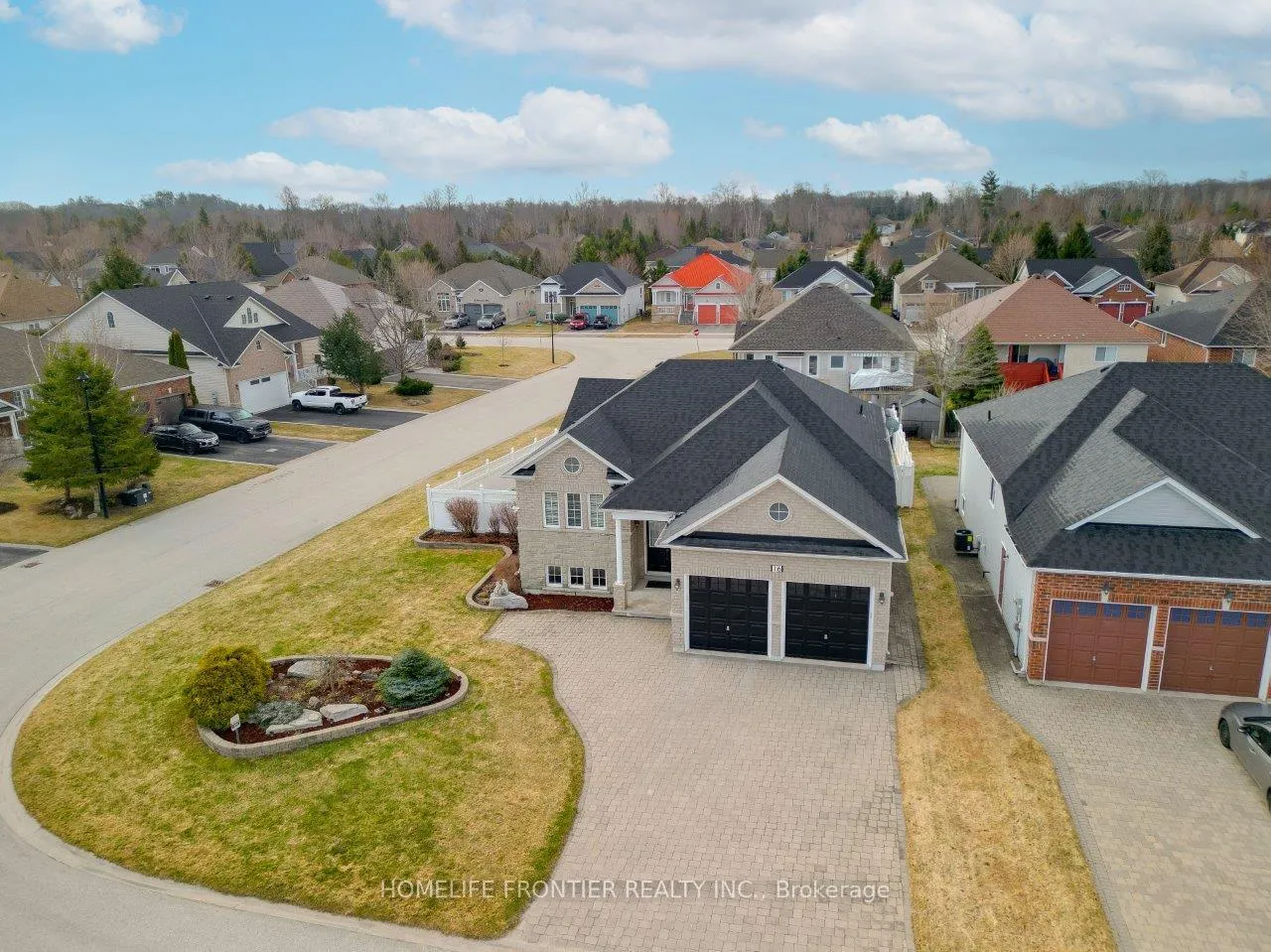 Photo 2 of 16 Red Pine Crescent, Wasaga Beach — HOMEH