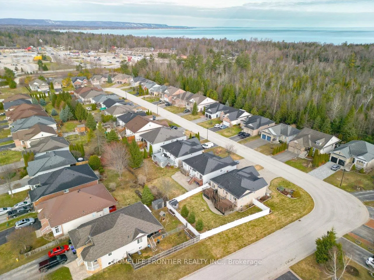 Photo 3 of 16 Red Pine Crescent, Wasaga Beach — HOMEH