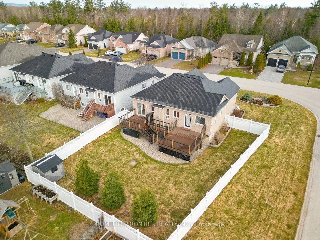 Photo 4 of 16 Red Pine Crescent, Wasaga Beach — HOMEH