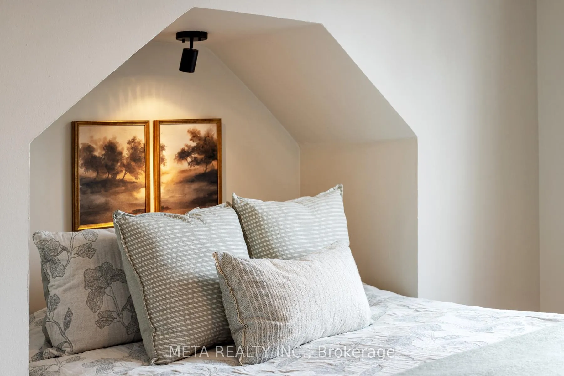 Photo 32 of 176 Gainsborough Road, Toronto, Woodbine Corridor — HOMEH