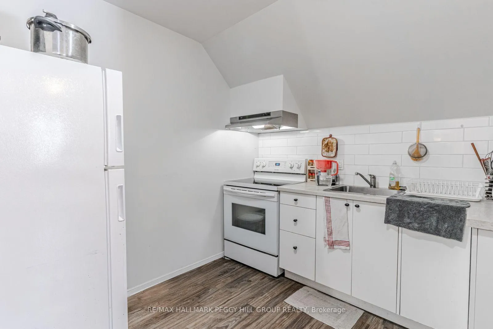 Photo 2 of Unit 4, 42 Toronto Street, Barrie, City Centre — HOMEH