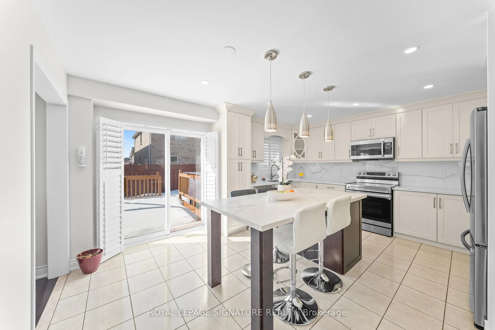 Photo 10 of Unit Main/Upper, 16 Newark Way, Brampton, Fletcher's Meadow — HOMEH