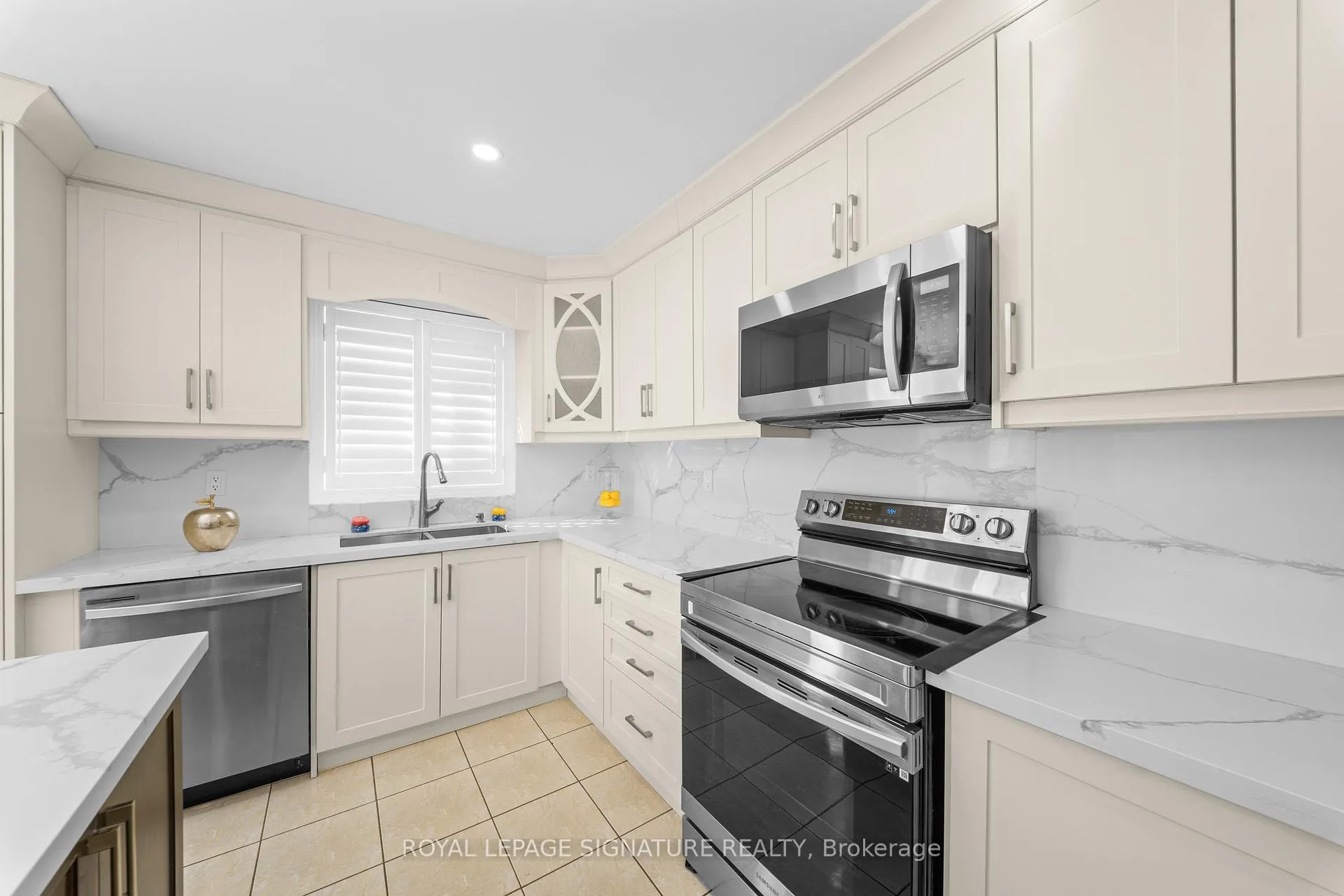 Photo 11 of Unit Main/Upper, 16 Newark Way, Brampton, Fletcher's Meadow — HOMEH
