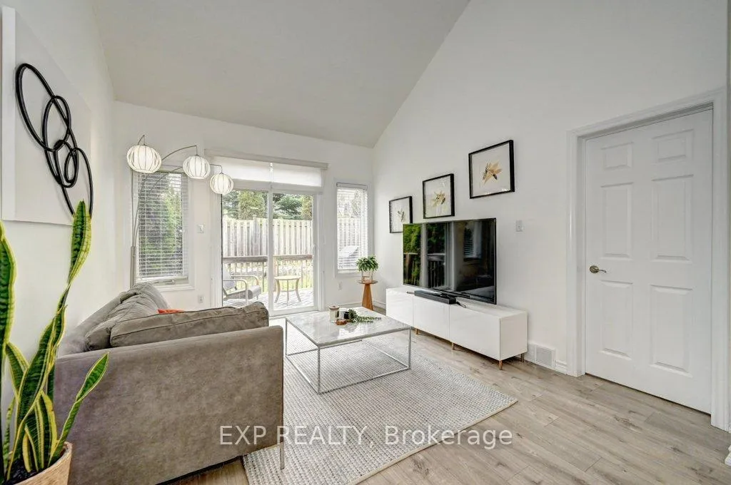 Photo 3 of 795 Laurelwood Drive, Waterloo, Columbia Forest — HOMEH