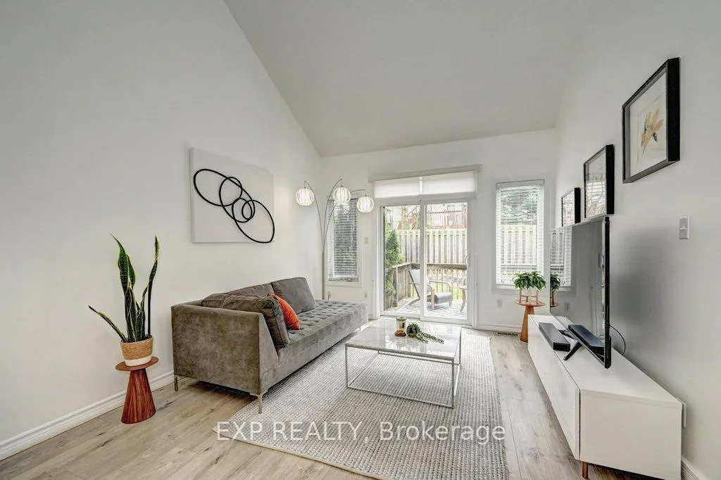 Photo 5 of 795 Laurelwood Drive, Waterloo, Columbia Forest — HOMEH