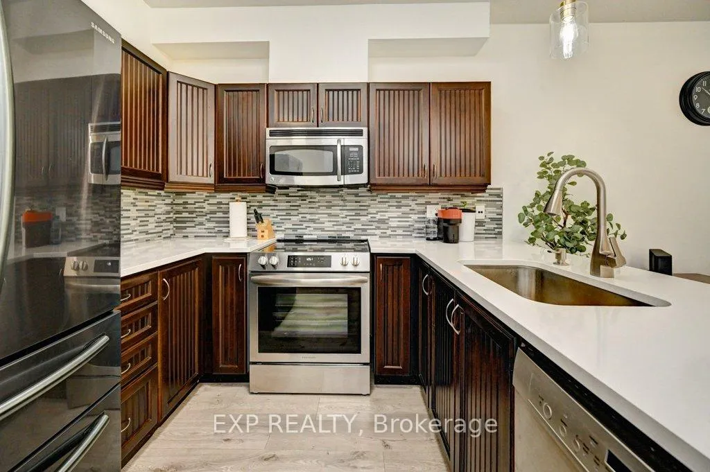 Photo 10 of 795 Laurelwood Drive, Waterloo, Columbia Forest — HOMEH