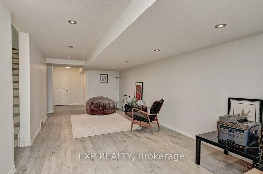 Photo 24 of 795 Laurelwood Drive, Waterloo, Columbia Forest — HOMEH